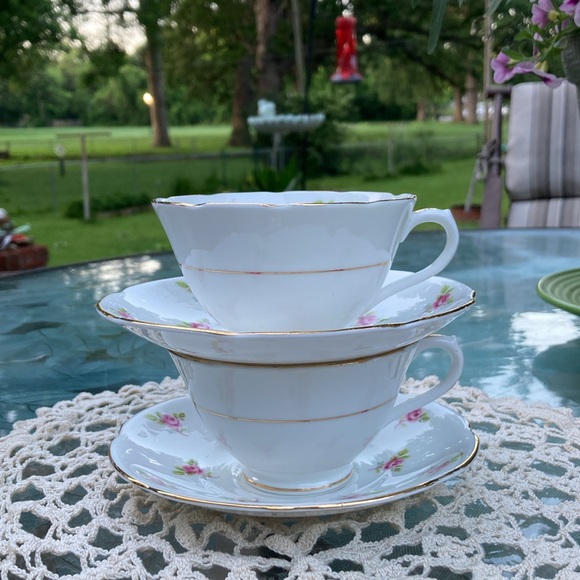 Collingwoods Bone China Set of 2 Teacups and Saucers Pink Roses Gold Detailing - Picture 2 of 13